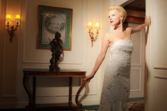 ANDREA-KATHRIN LOEWIG (45) im Kleid des Leipziger Designers ANDREAS TROMMLER / COPYRIGHT: ALEXANDER STINGL / S+S / 09-2011 / mit freundlicher Unterstützung des REGENT Hotel Berlin am Gendarmenmarkt
